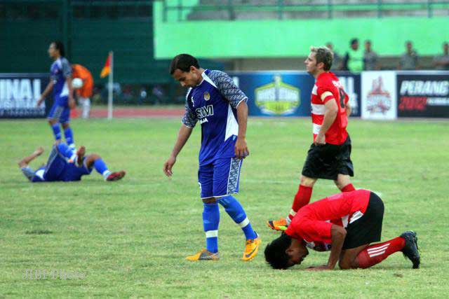 Pemain Persepam Pamekasan Madura, Khokok Roniarto, bersujud usai laga final peringkat tiga Divisi Utama Liga Indonesia di Stadion Manahan Solo, Minggu (8/7/2012). Persepam Pamekasan Madura menjadi juara ketiga setelah berhasil mengalahkan PSIM Jogjakarta dengan skor 1-0. (JIBI/SOLOPOS/Dwi Prasetya)