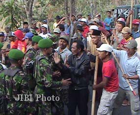 BENTROKAN: Puluhan Dalmas Diterjunkan Atasi Bentrok Warga dan TNI