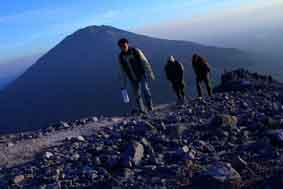 PENDAKI HILANG : 5 Pemuda Boyolali Tersesat di Merbabu, Hingga Jumat Dini Hari Belum Ditemukan