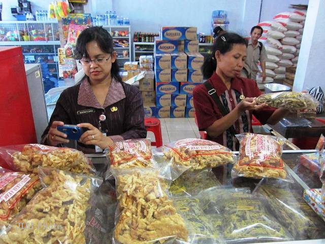 Makanan Tanpa Tanda Kedaluarsa Beredar di Swalayan