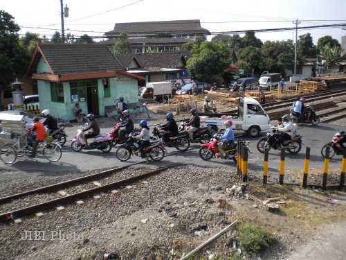 PEMBANGUNAN UNDERPASS MAKAMHAJI: Solo Tambah Macet