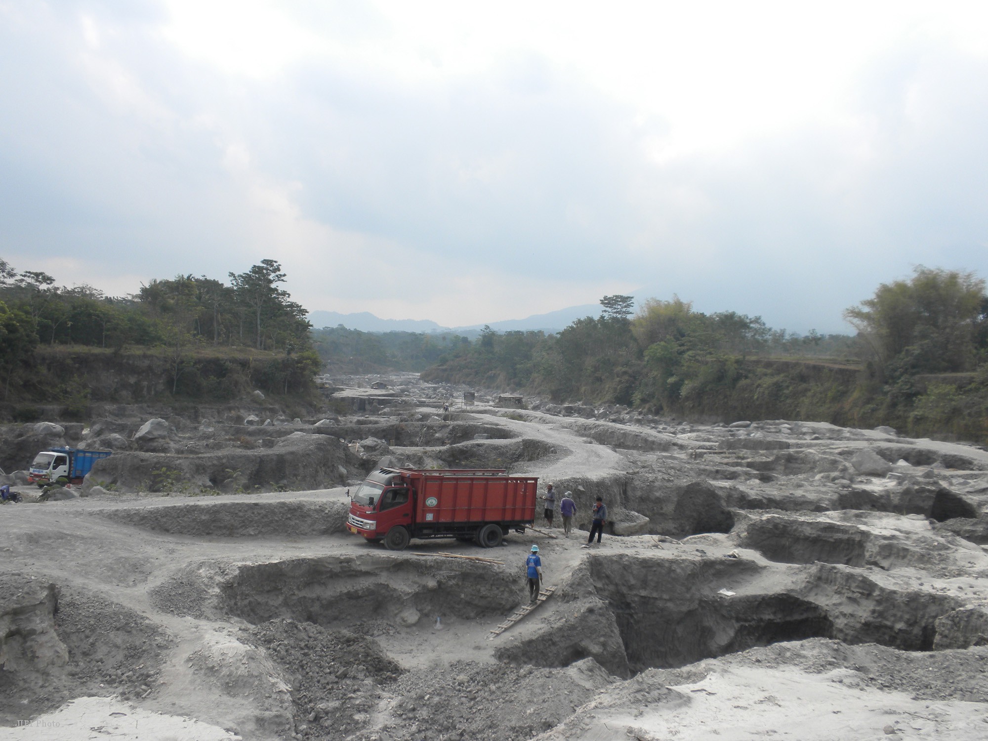 MENAMBANG PASIR DI KALI WORO