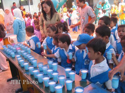 HARI SUSU NUSANTARA : Pakde Karwo Ajak Masyarakat Minum Susu 2 Gelas/hari