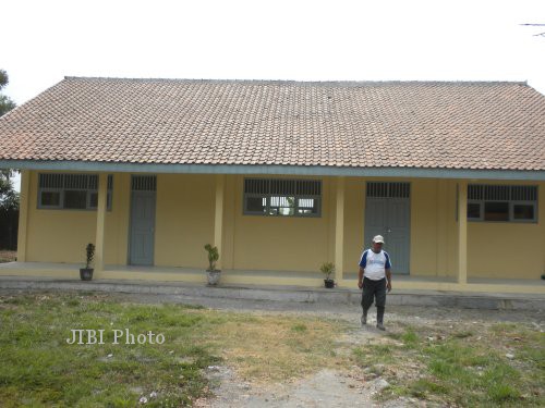 Seorang pekerja melintas di depan gedung baru di SMPN 2 Polanharjo, Klaten, Jumat (28/9/2012). Atap gedung itu diketahui melengkung dan sebagian dindingnya retak. (Iskandar/JIBI/SOLOPOS)