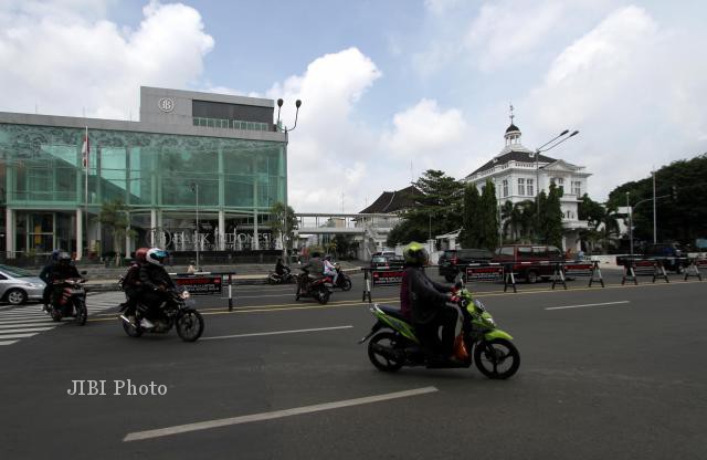 MENEROBOS MARKA JALAN