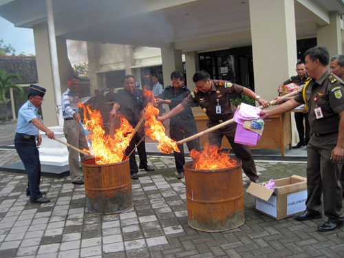 Pemusnahan barang bukti narkotika dan psikotropika dengan cara dibakar dalam dua tong di halaman Kejaksaan Negeri Sleman, Kamis (6/12/2012).(Harian Jogja/JIBI/Joko Nugroho)