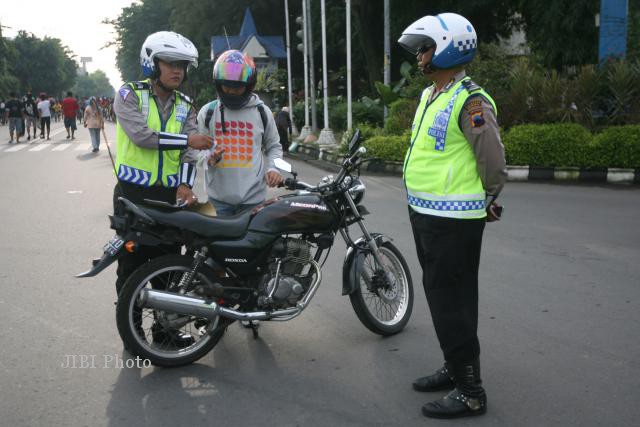 Ilustrasi polisi memberikan tilang kepada pelanggar peraturan lalu lintas (JIBI/Solopos/Dok.)