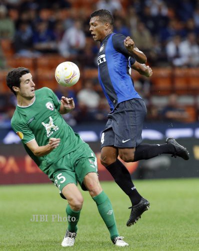 Gelandang Inter Milan, Fredy Guarin (kanan), mengaku tak gentar menghadapi AC Milan dalam Derby della Madonnina di Giuseppe Meazza, Senin (25/2/2013) dini hari WIB. Meskipun, tim lawan lebih difavoritkan, Inter siap membalikkan semua prediksi. dokJIBI/SOLOPOS/Reuters