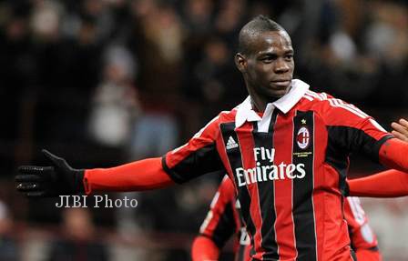Striker AC Milan, Mario Balotelli, akan mendapat provokasi saat menghadapi Derby della Madonnina menghadapi Inter di Stadion Giuseppe Meazza, Senin (25/2/2013) dini hari WIB. dokJIBI/SOLOPOS/Reuters