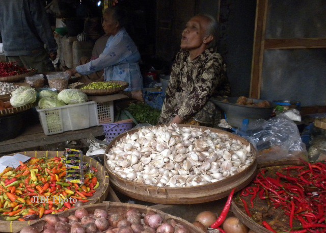 MENUNGGUI DAGANGANNYA