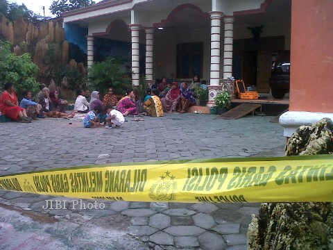 Garis polisi terpasang di rumah korban perampokan, Suraji, 50, warga Desa Soka, Kecamatan Karangdowo, Klaten, Rabu (15/5/2013). (JIBI/SOLOPOS/Moh Khodiq Duhri)