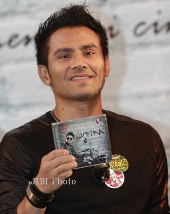 Album Terbaru Judika Belum Sebulan Terjual 100 000 Keping Lebih Halo brothers, dalam kesempatan kali ini saya akan membahas penyanyi jebolan indonesian idol yang memilik suara emas. album terbaru judika belum sebulan