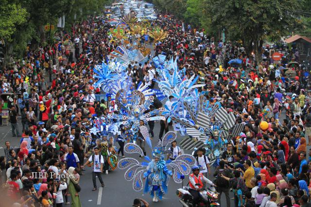 Peserta kirab Solo Batik Carnival 6 melewati Jalan Slamet Riyadi, Solo, Sabtu (29/6/2013). Solo Batik Carnival 6 mengambil tema "Memayu Hayuning Bawono", yang diambil dari 4 unsur alam, yaitu air, api, tanah dan udara. (JIBI/SOLOPOS/ Maulana Surya)