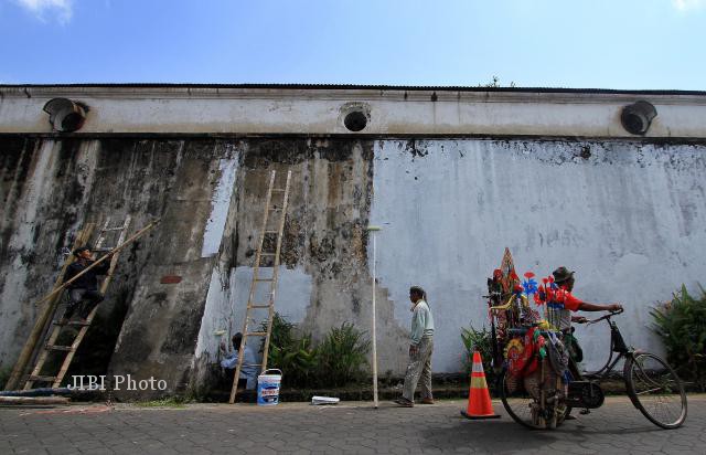 PENGECATAN TEMBOK KERATON