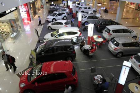 BISNIS OTOMOTIF : Diler Mobil Perang Diskon