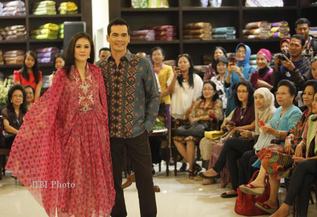 Artis Atalarik Syah dan Wulan Guritno tampil mengenakan koleksi Danar Hadi saat fashion show disela re-launching Rumah Batik Danar Hadi di Jl. Radjiman, Solo, Sabtu (20/7/2013). Dalam peragaan busana yang bertajuk Indonesian Exotic Heritage itu, Danar Hadi menampilkan koleksi yang merupakan perpaduan Batik Jawa dengan sentuhan Timur Tengah.