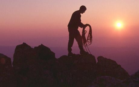 Sesak Napas, Pendaki Dievakuasi dari Gunung Lawu di Karanganyar