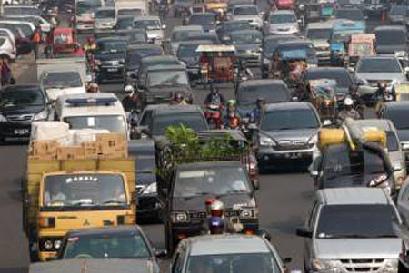 PERBAIKAN JEMBATAN COMAL : Jembatan Comal Diperbaiki, Jalan Solo-Jogja Padat Merayap