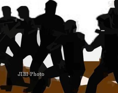 TAWURAN WARGA : Saling Ejek, Dua Kelompok Pemuda Bentrok
