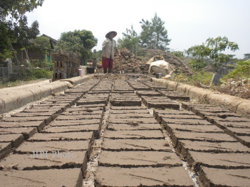 Kemarau, Petani Beralih Jadi Pengrajin Batu Bata