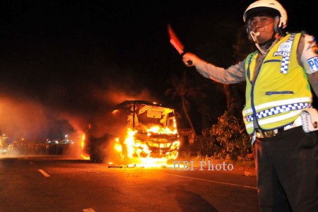 FOTO BUS SUGENG RAHAYU DIBAKAR MASSA : Menabrak Satu Keluarga Hingga Tewas