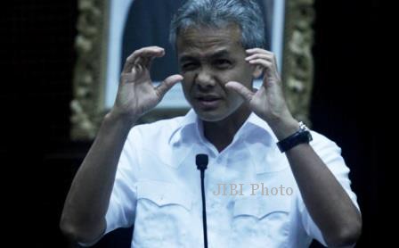 FOTO GANJAR PRANOWO : Seminar Indonesia Menjawab Tantangan