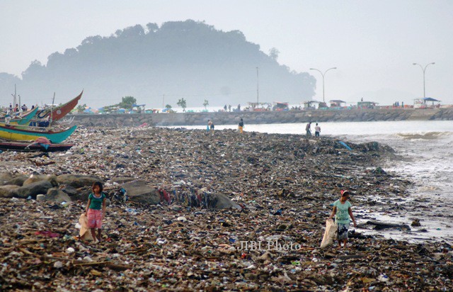 FOTO TAHUN BARU 2014 : Pantai Purus Padang Tertutup Sampah