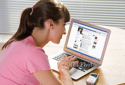 Di Iran Cowok dan Cewek Dilarang Chatting