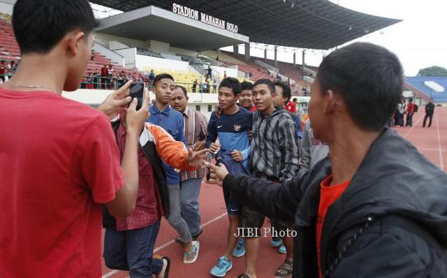 FOTO TIMNAS U-19 : Berebut Foto Bersama Ivan Dimas