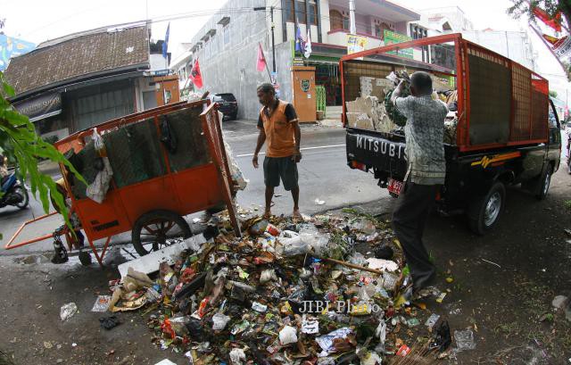 PENGELOLAAN SAMPAH DI SOLO : TPS Bawah Tanah Dianggap Ancam Nasib Petugas Kebersihan