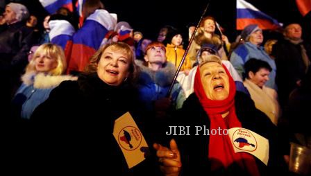 Warga Crimea menanti referendum di Lapangan Lenin, ibu kota Crimea, Simferopol, Minggu (16/3/2014). (JIBI/Solopos/Reuters/David Mdzinarishvili)