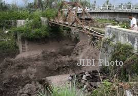 BANJIR SUNGAI DI MERAPI : Sedang Muat Pasir, Truk Terseret Lahar Hujan