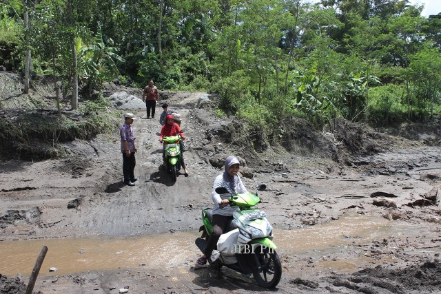 LAHAR HUJAN MERAPI : Warga Nekat Tembus Jalur Lahar di Kali Woro