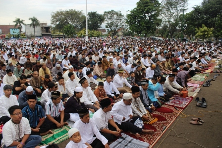 SALAT ID KLATEN : Bupati Sunarna dan Muspida Ikuti Solat Id di Alun-Alun