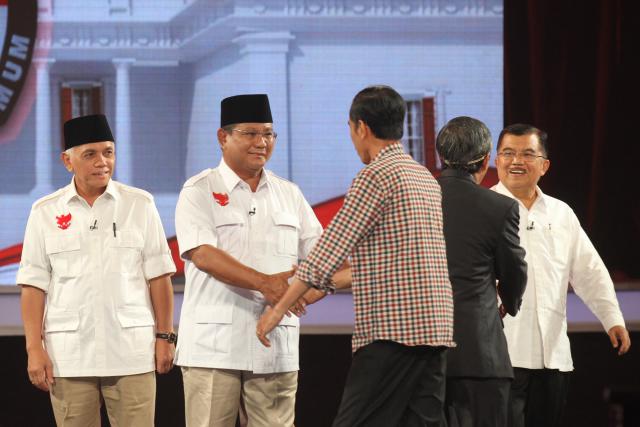 Pasangan Capres Cawapres Nomor urut 2 Joko Widodo (tengah) bersalaman dengan Pasangan Capres Nomor urut 1 Prabowo Subianto (kedua kiri) disaksikan Pasangan Cawapres Nomor urut 2 Hatta Rajasa (kiri) dan pasangan Cawapres nomor 2 Jusuf Kalla sebelum mengikuti debat final Capres Cawapres di Jakarta, Sabtu (5/7/2014) malam. Debat final tersebut mengangkat tema mengenai pangan, energi dan lingkungan. (Rahmatullah/JBI/Bisnis)