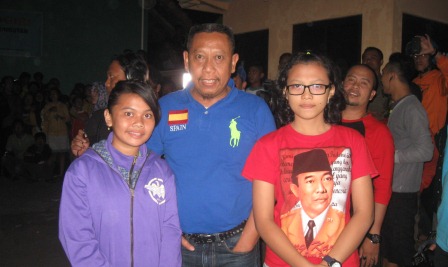 Dua anak perempuan foto bersama komedian dan presenter Tukul Arwana sebelum memulai shooting di SMPN 3 Wonogiri. Foto diambil Sabtu (16/8/2014). (Trianto HS/JIBI/Solopos)