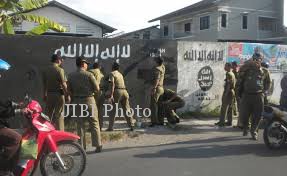 Sejumlah anggota Sapol PP Sukoharjo menghapus gaffiti ISIS di kawasan Desa Cemani, Kecamatan Grogol, Sukoharjo, Selasa (5/8/2014). (Iskandar/JIBI/Solopos)