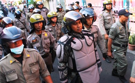 DOLLY DITUTUP : Begini Cara Satpol PP Surabaya Menyisir Dolly