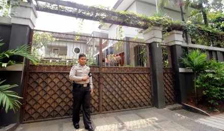 FOTO JERO WACIK TERSANGKA : Wah, Rumah Jero Wacik Dijaga Polisi