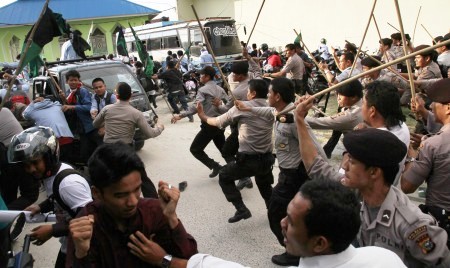 DEMO MAHASISWA JEMBER : Ricuh, Ratusan Mahasiswa Bentrok dengan Aparat Saat Mendemo Jokowi