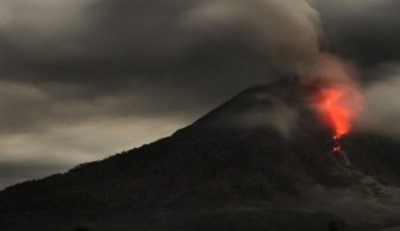 FOTO GUNUNG SINABUNG MELETUS : Begini Penampakan Lava Pijar Gunung Sinabung…