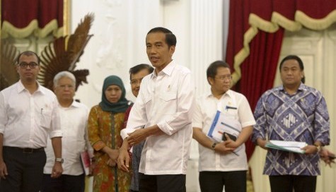 FOTO KENAIKAN HARGA BBM : Singsingkan Lengan Baju Seusai Naikkan Harga BBM