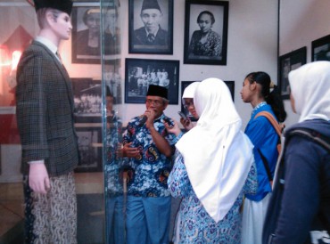 Siswa SMAN 2 Solo mendengarkan penjelasan dari pemandu saat mengunjungi Museum Samanhudi di Sondakan, Laweyan, Solo, belum lama ini. (Istimewa)