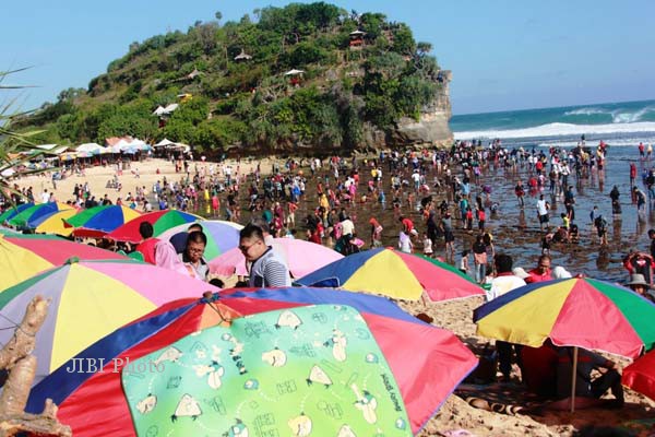 Pantai Indrayanti Gunungkidul: Sejarah, Keindahan & Potensi Gelombang Tingginya