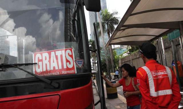 FOTO PEMBATASAN MOTOR DI JAKARTA : Bus Gratis di Jakarta Sepi Penumpang