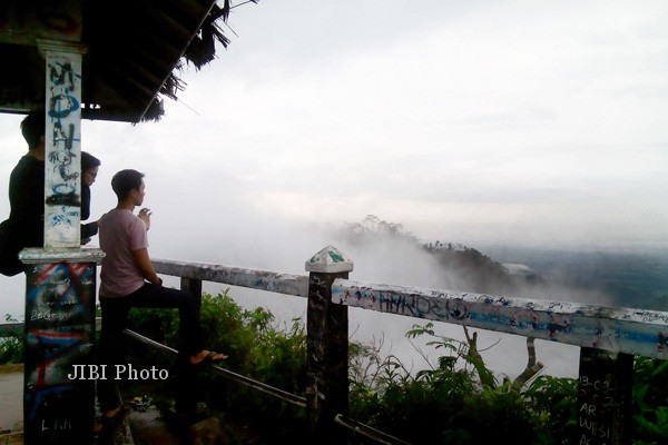 Meski diselimuti kabut, beberapa pengunjung tampak menikmati pemandangan dari salah satu pendapa di Puncak Suroloyo. Foto diambil pekan lalu. (JIBI/Harian JOgja/Holy Kartika N.S.)