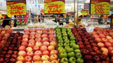 Perdagangan buah segar di pusat perbelanjaan Kediri, Jumat (9/1/2015). (JIBI / Solopos / Antara / Rudi Mulya)