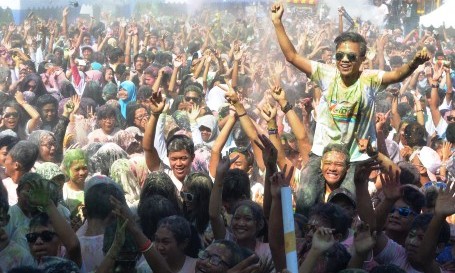 FOTO THE COLOR RUN : Meriahnya Lari Penuh Warna di Madiun