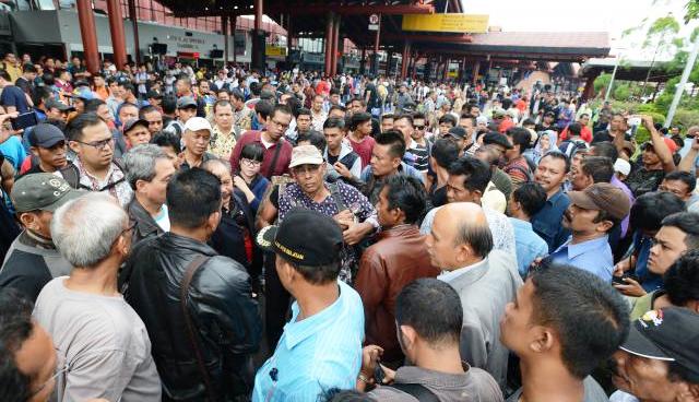 FOTO LION AIR DELAY : Penumpang Lion Air Lumpuhkan Soetta