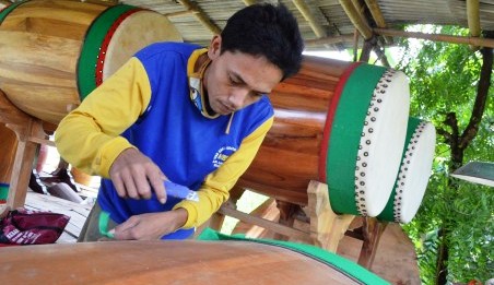 FOTO TAHUN BARU IMLEK : Perajin Beduk Panen Tambur Barongsai